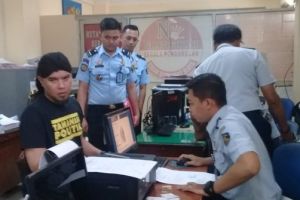 Melepas rindu, Ahmad Dhani beri peluk & cium Safeea