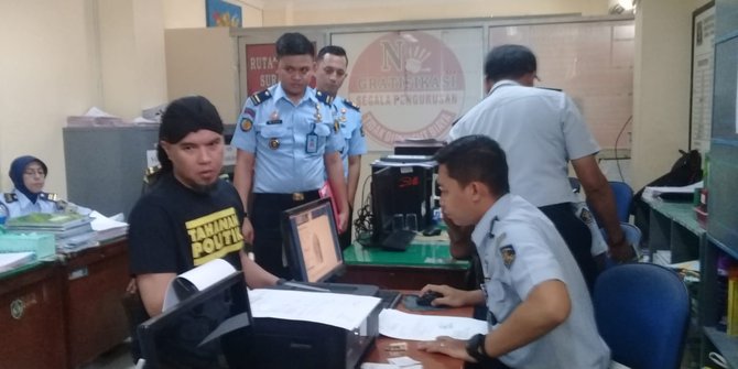 Melepas rindu, Ahmad Dhani beri peluk & cium Safeea