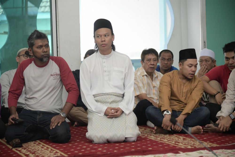 12 Potret kocak pengantin pria yang nggak pernah fokus