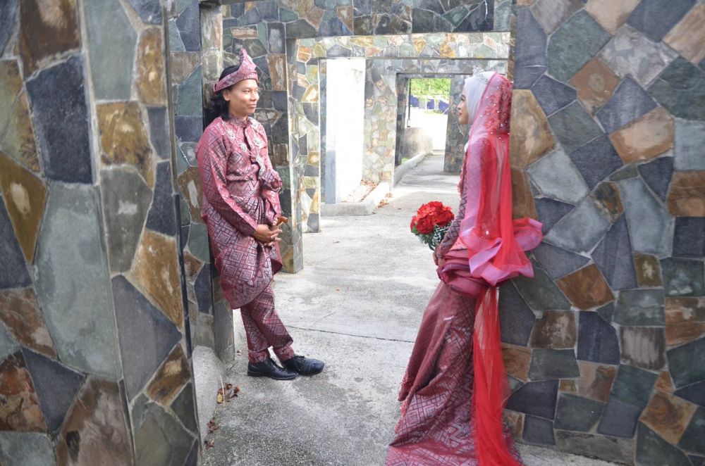 12 Potret kocak pengantin pria yang nggak pernah fokus