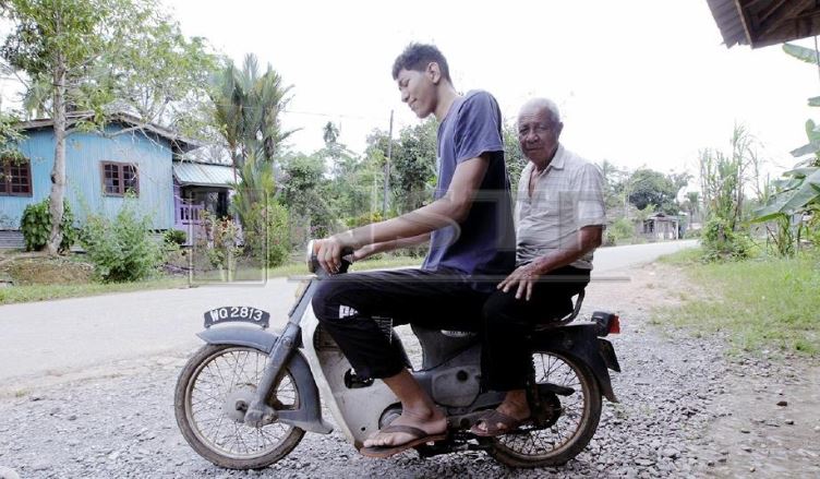 Kisah Azli Hisyam, pria tertinggi di Malaysia dengan 220 cm