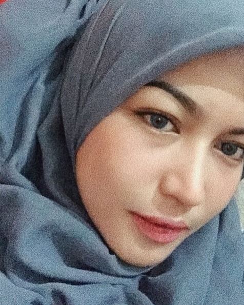 11 Gaya Eriska Nakesya berhijab, si cantik pacar baru Young Lex