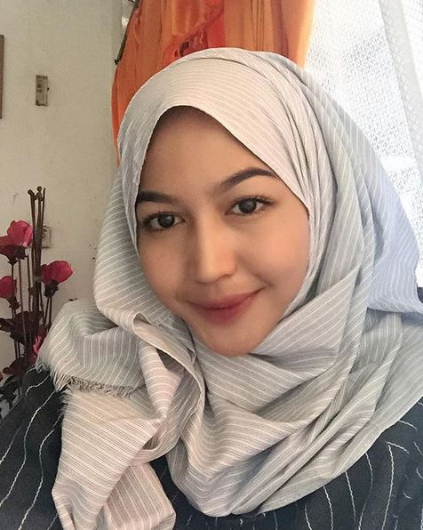 11 Gaya Eriska Nakesya berhijab, si cantik pacar baru Young Lex