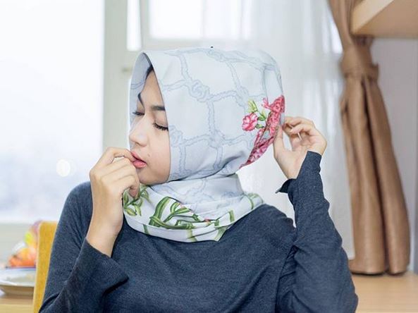 11 Gaya Eriska Nakesya berhijab, si cantik pacar baru Young Lex