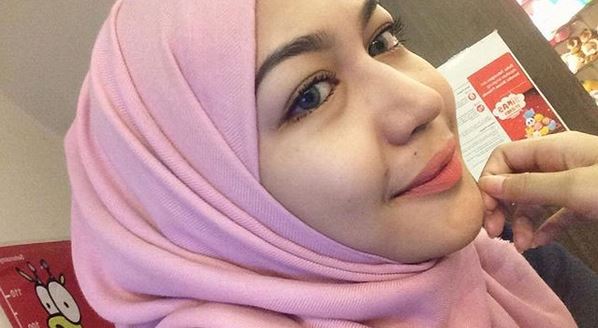 11 Gaya Eriska Nakesya berhijab, si cantik pacar baru Young Lex