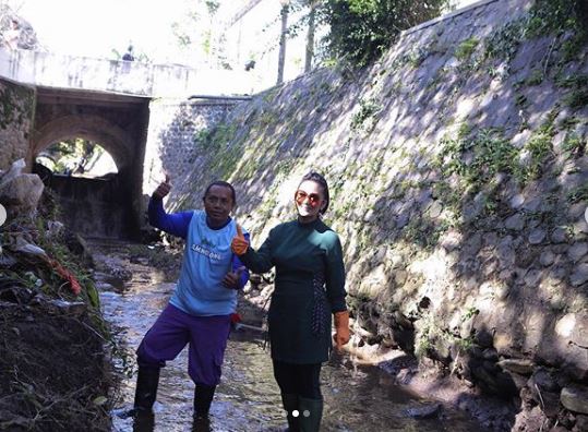 8 Momen Krisdayanti bersihkan sungai, busananya tuai kritik