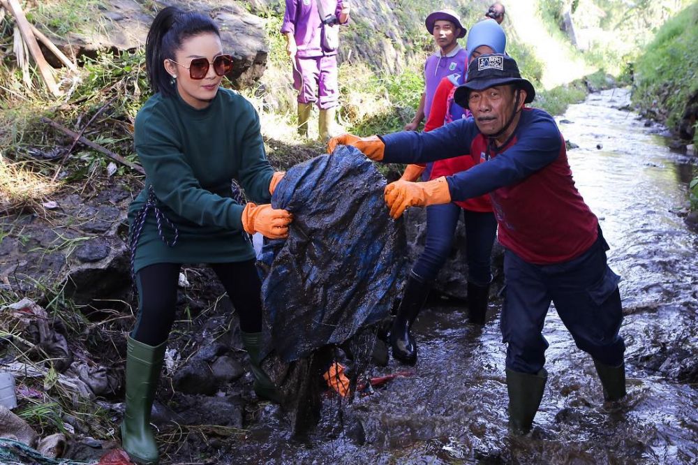 8 Momen Krisdayanti bersihkan sungai, busananya tuai kritik