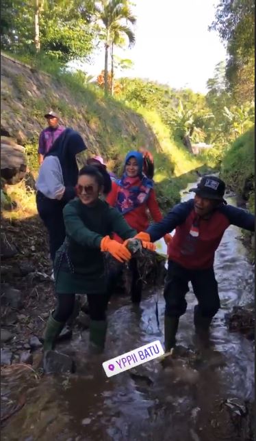 8 Momen Krisdayanti bersihkan sungai, busananya tuai kritik