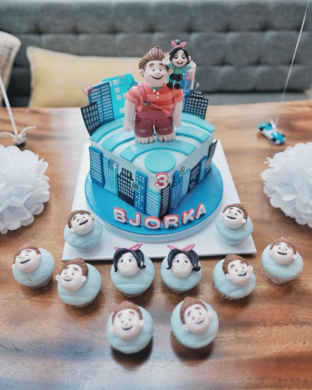 7 Momen manis perayaan ulang tahun Bjorka, bentuk kuenya unik