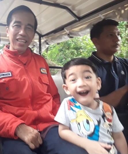 10 Gaya Jokowi momong cucu di Kebun Raya, aksi Jan Ethes bikin gemas