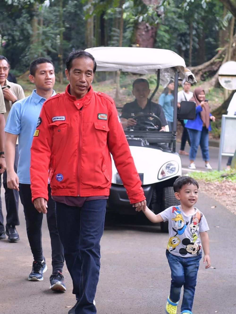 10 Gaya Jokowi momong cucu di Kebun Raya, aksi Jan Ethes bikin gemas