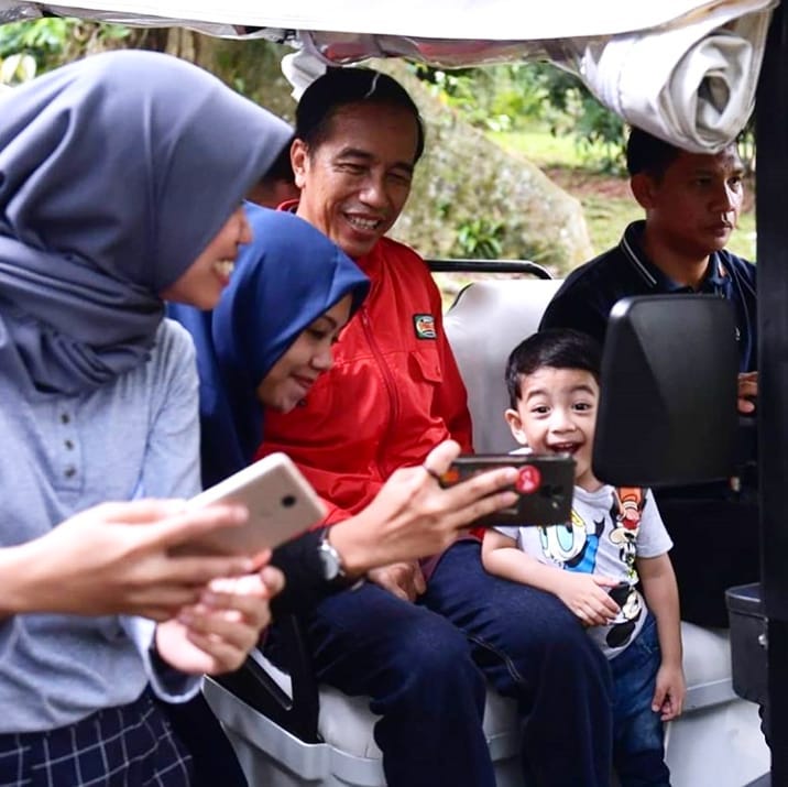 10 Gaya Jokowi momong cucu di Kebun Raya, aksi Jan Ethes bikin gemas