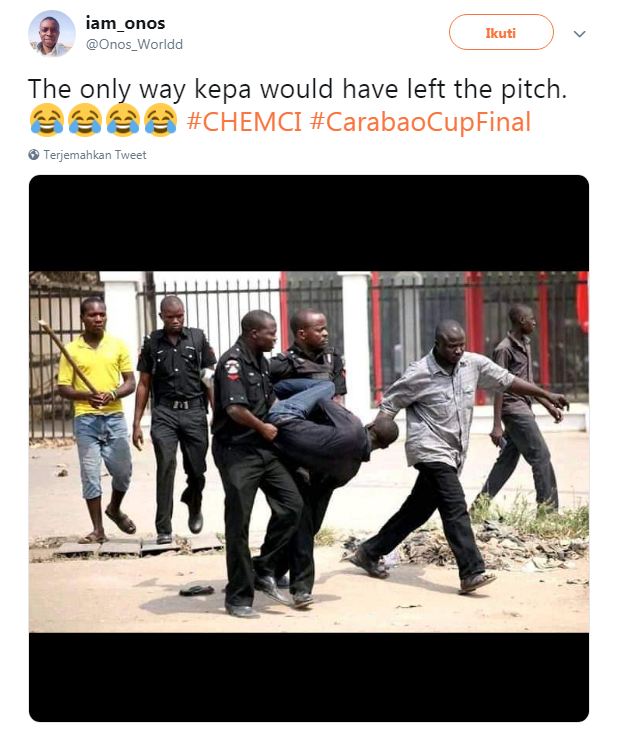 10 Meme lucu saat kiper Chelsea menolak diganti, timnya pun kalah