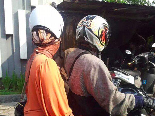 10 Aksi emak-emak pakai helm ini bikin gagal paham