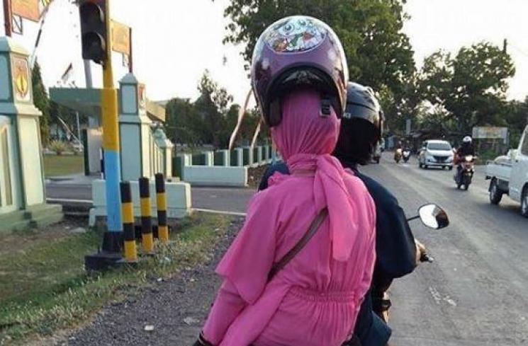 10 Aksi emak-emak pakai helm ini bikin gagal paham
