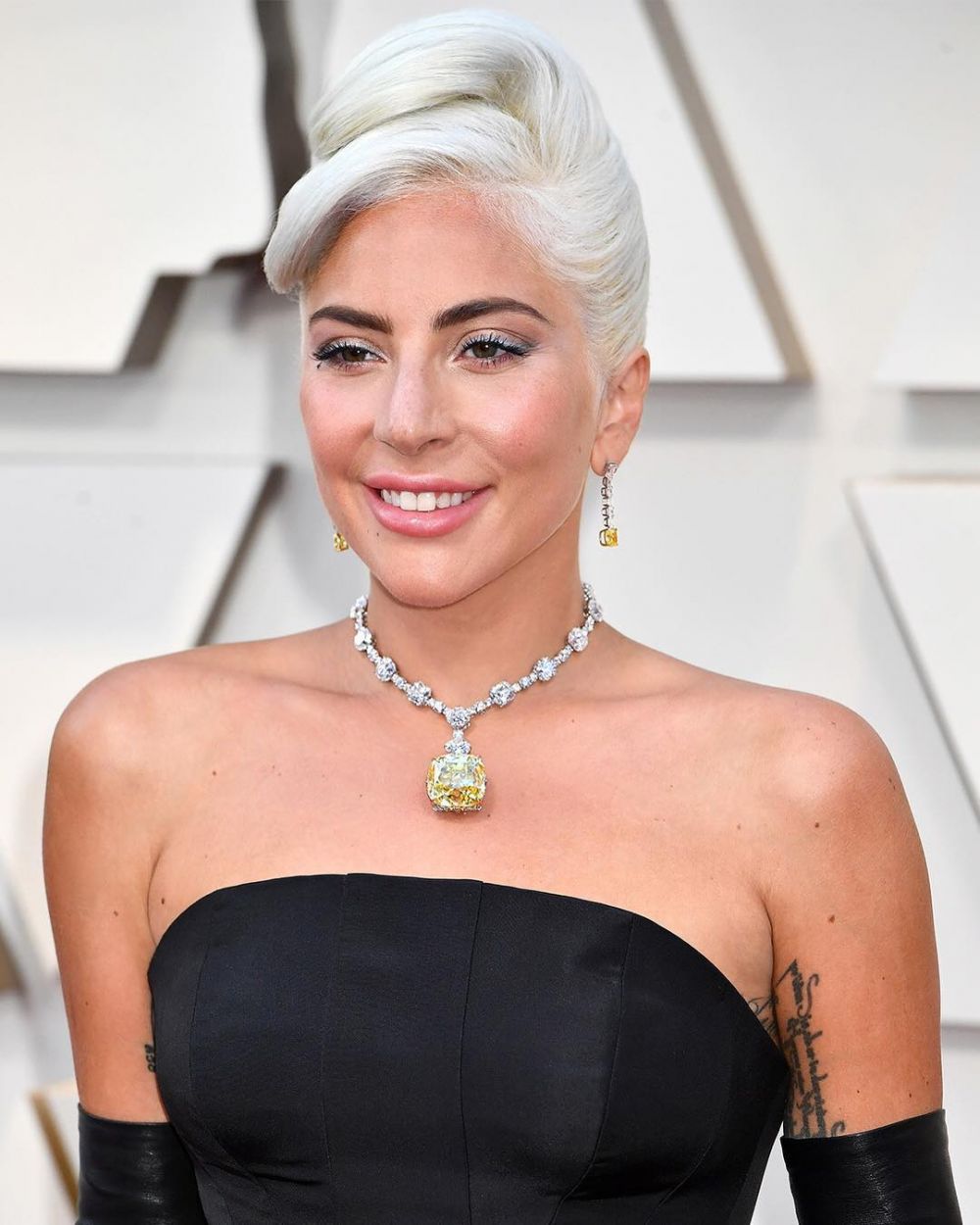 Kalung Lady Gaga di Oscar 2019 jadi sorotan, capai Rp 420 miliar