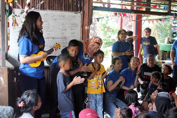 Restoran cepat saji ini berbagi keceriaan di antara gunung sampah
