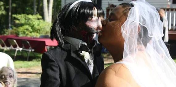 Kisah di balik wanita menikah dengan boneka zombie ini haru