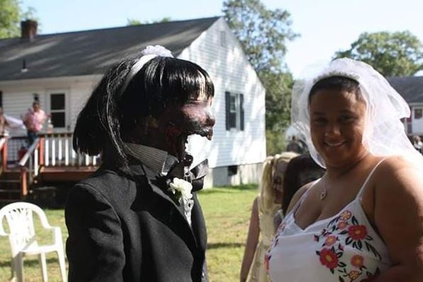 Kisah di balik wanita menikah dengan boneka zombie ini haru