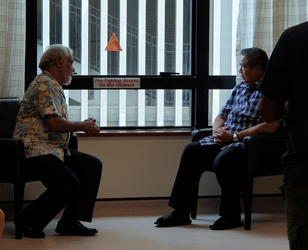 7 Momen hangat Xanana Gusmao jenguk Ani Yudhoyono di Singapura