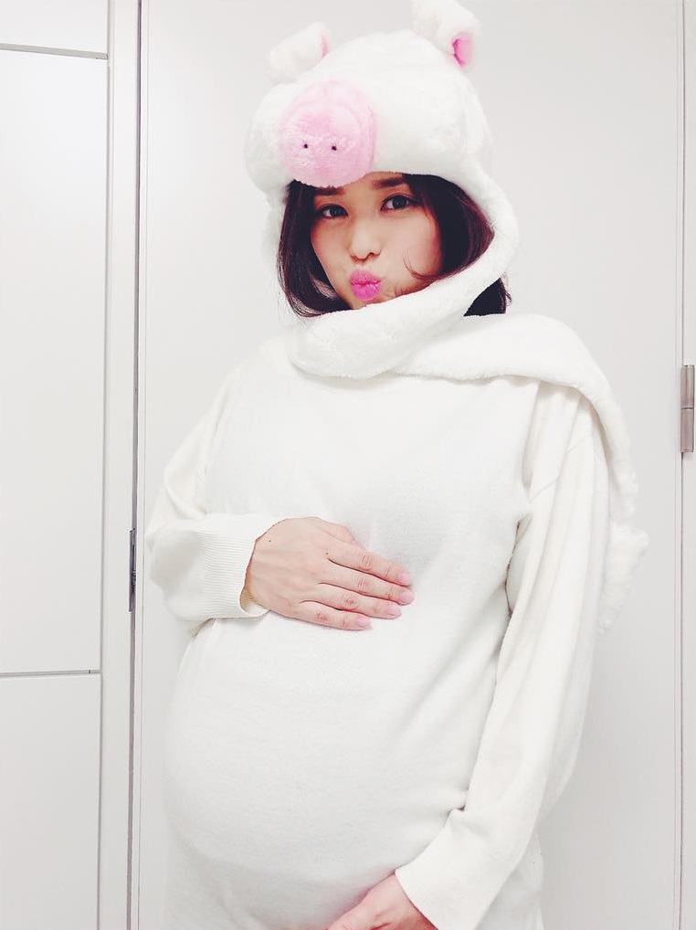 Hamil bayi kembar, ini 7 potret Sora Aoi pamer perut buncit