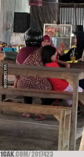 12 Foto absurd di warung ini cuma ada di Indonesia, bikin ketawa