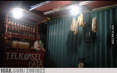 12 Foto absurd di warung ini cuma ada di Indonesia, bikin ketawa