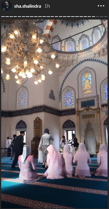 7 Potret suasana Masjid Camii jelang akad nikah Syahrini & Reino