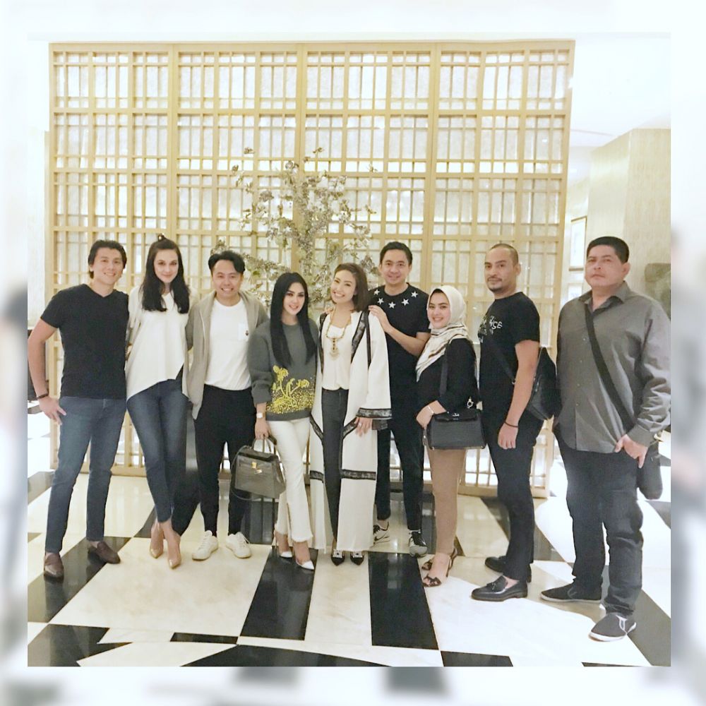 7 Potret kenangan keakraban Syahrini dan Luna Maya