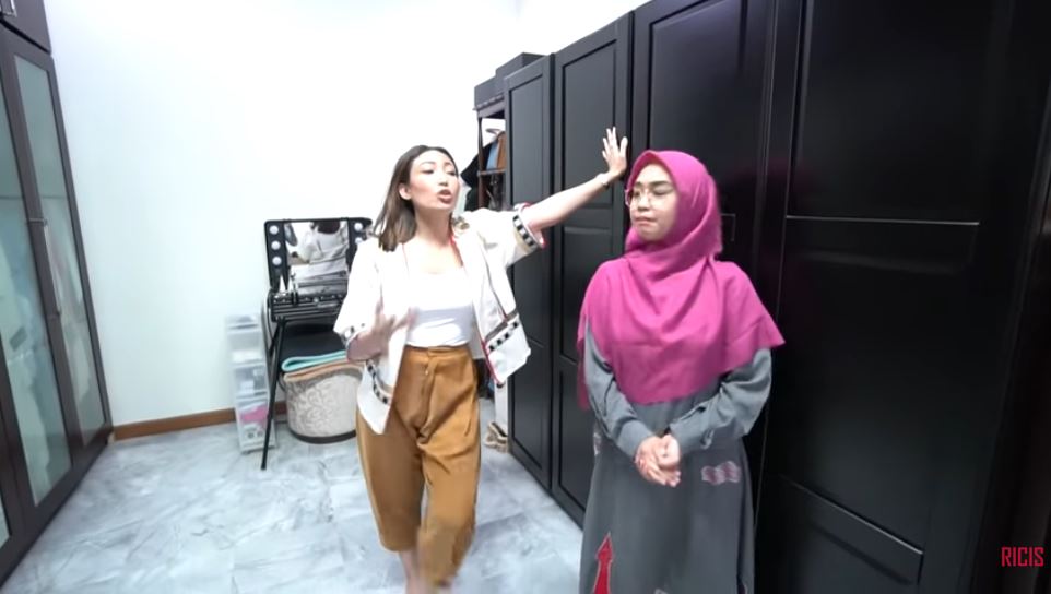 13 Penampakan rumah Ayu Dewi, ada taman bermain untuk anak