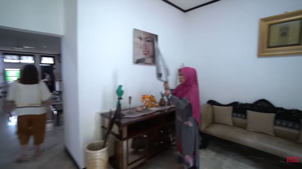 13 Penampakan rumah Ayu Dewi, ada taman bermain untuk anak