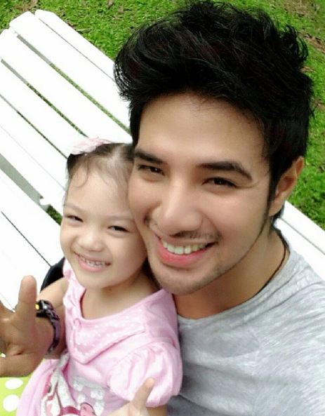 7 Potret kedekatan Ammar Zoni dan anak kecil, kebapakan banget