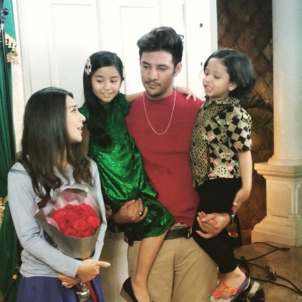 7 Potret kedekatan Ammar Zoni dan anak kecil, kebapakan banget