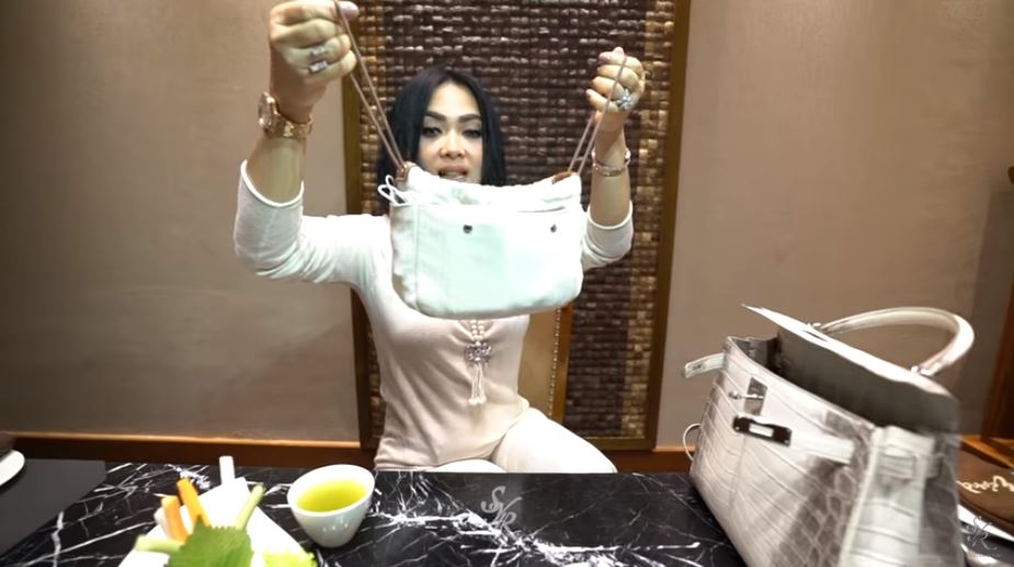 9 Barang di tas mewah Syahrini, ada permen khusus bikinan Swiss