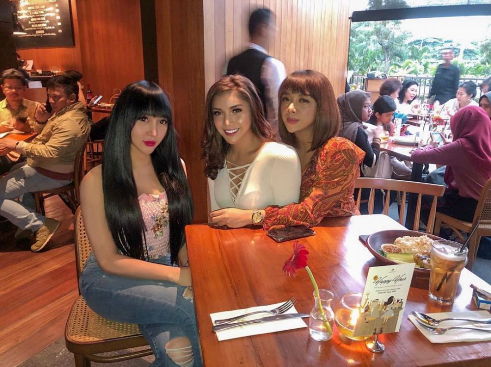 10 Potret kedekatan Lucinta Luna & Millen Cyrus, selalu kompak