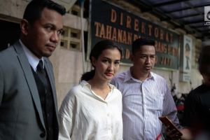 Atiqah Hasiholan naik mobil tahanan temani Ratna Sarumpaet