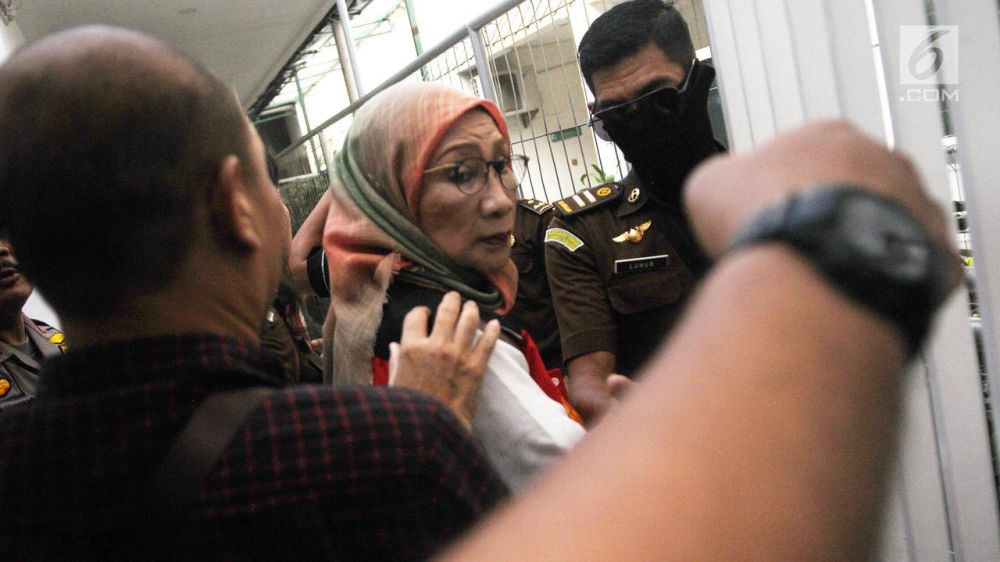 Atiqah Hasiholan naik mobil tahanan temani Ratna Sarumpaet