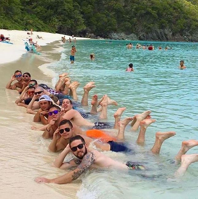 25 Potret cowok berpose layaknya cewek ini bikin ketawa