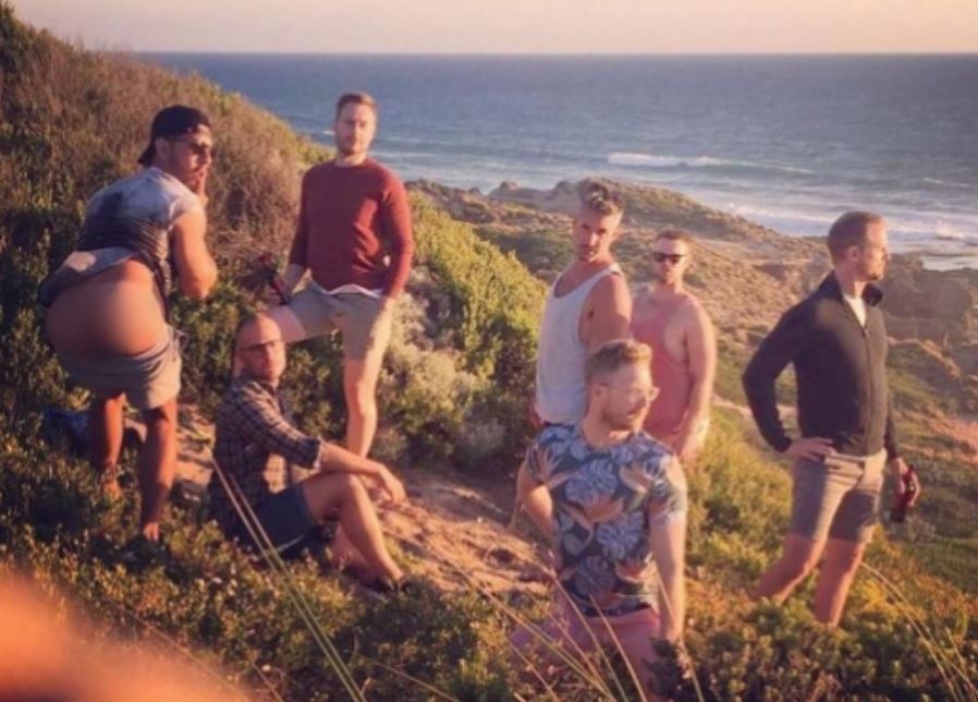 25 Potret cowok berpose layaknya cewek ini bikin ketawa