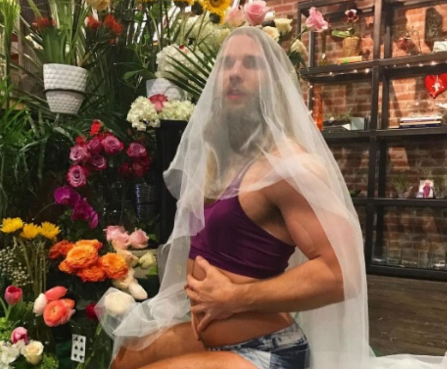 25 Potret cowok berpose layaknya cewek ini bikin ketawa