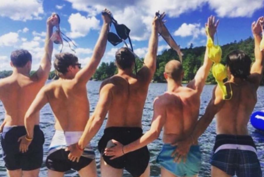 25 Potret cowok berpose layaknya cewek ini bikin ketawa