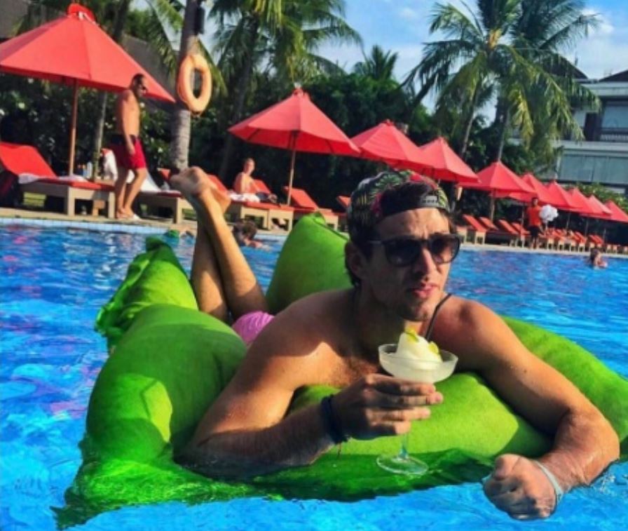 25 Potret cowok berpose layaknya cewek ini bikin ketawa