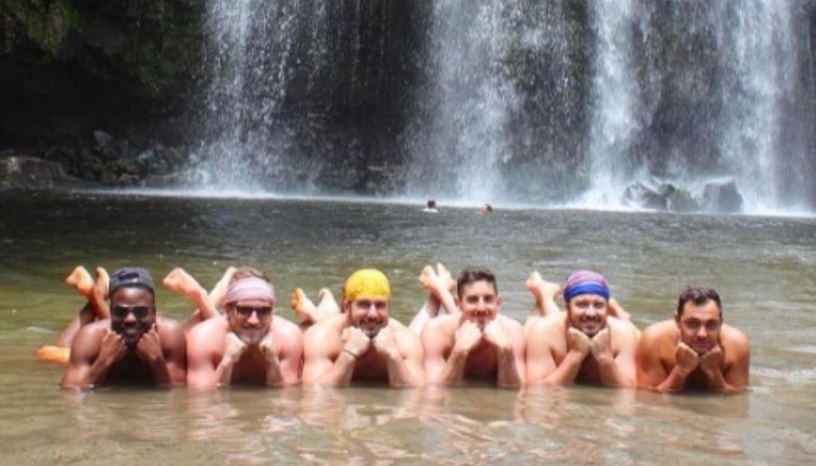 25 Potret cowok berpose layaknya cewek ini bikin ketawa