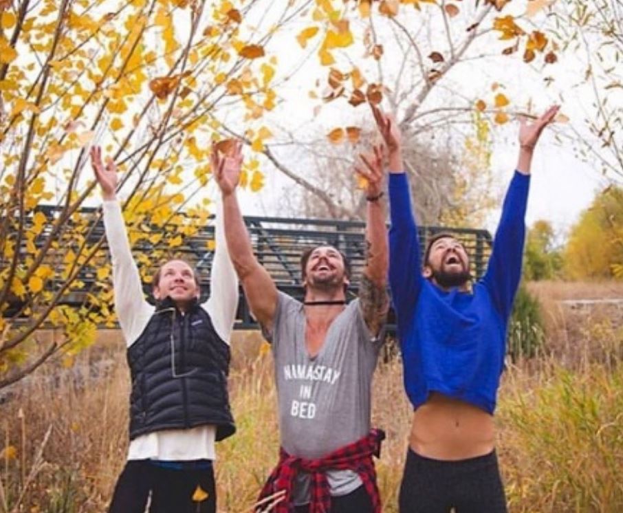 25 Potret cowok berpose layaknya cewek ini bikin ketawa