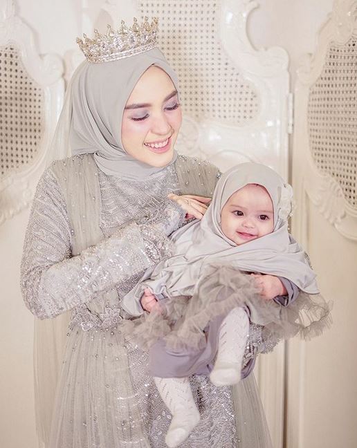 10 Foto anak Hamidah-Irvan Farhad pakai hijab, imutnya kebangetan