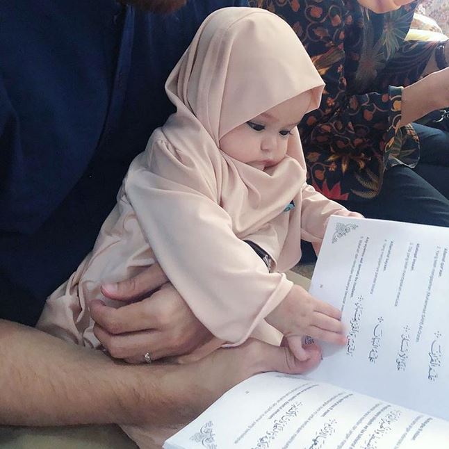 10 Foto anak Hamidah-Irvan Farhad pakai hijab, imutnya kebangetan
