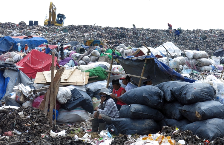 Begini cara cerdas memanfaatkan sampah plastik, mulai dari hal kecil