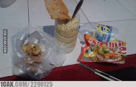 12 Ide kreatif memanfaatkan barang ala anak kos ini malah kocak