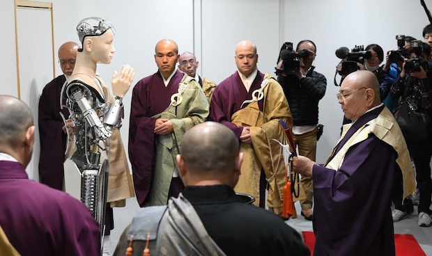5 Aksi Mindar, robot keren berikan ajaran agama di kuil