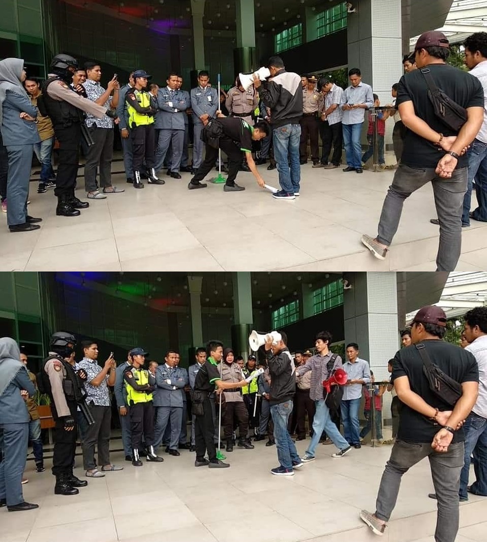 Aksi cleaning service di tengah demo boikot Dilan ini jadi sorotan